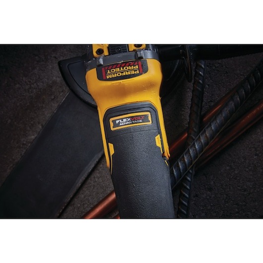 Amoladora 4 1/2&quot; DEWALT 20V XR / / BARETOOL / GRATIS DCB204 + DCB1104 / DEWALT-